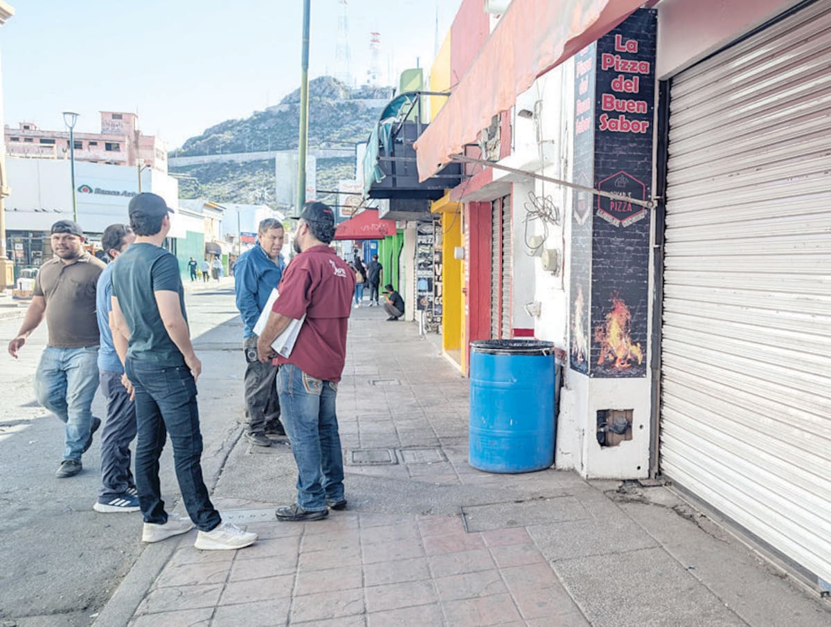 Los inspectores visitaron comercios sobre la Juárez y Morelia, en el Centro. FOTO: JULIÁN ORTEGA