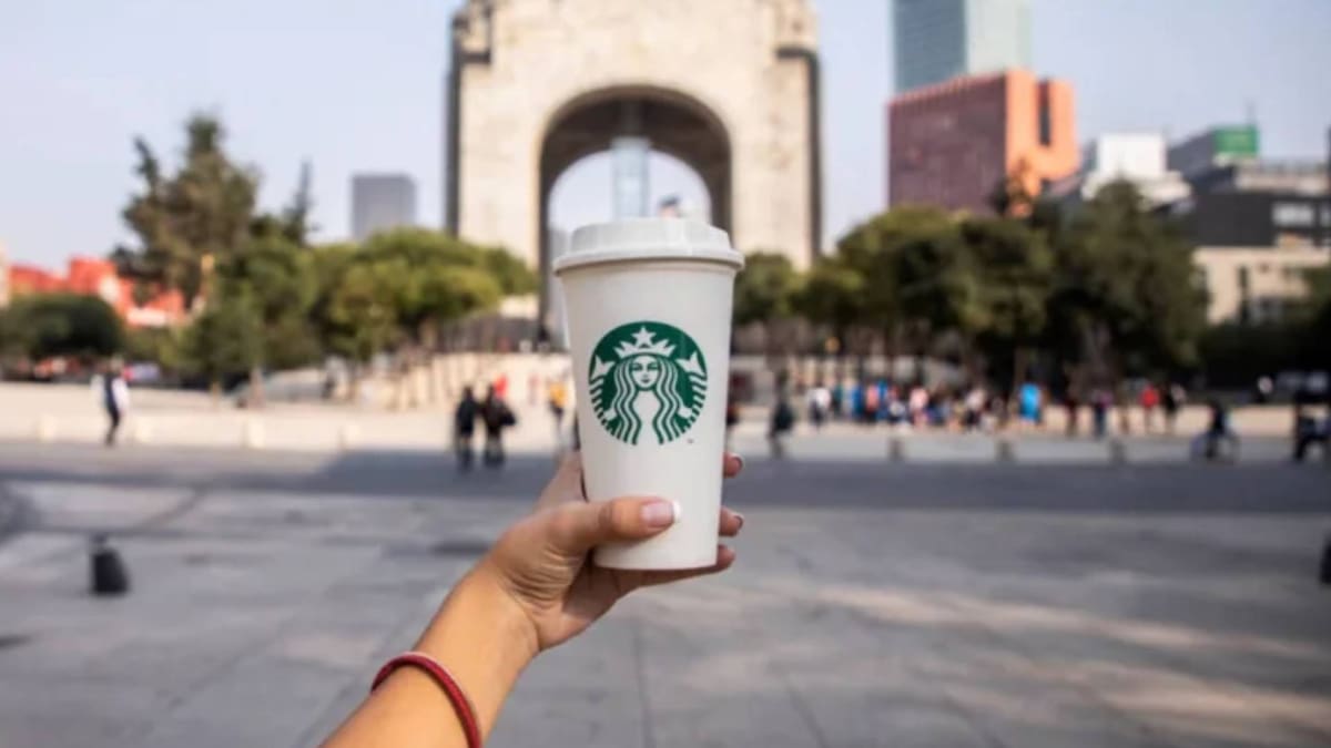 Al mismo tiempo, introdujo nuevas propuestas, como bebidas con ingredientes proteicos, agua de coco y una oferta renovada de alimentos, entre los que destacan croissants y productos horneados. Foto: Instagram @starbucks