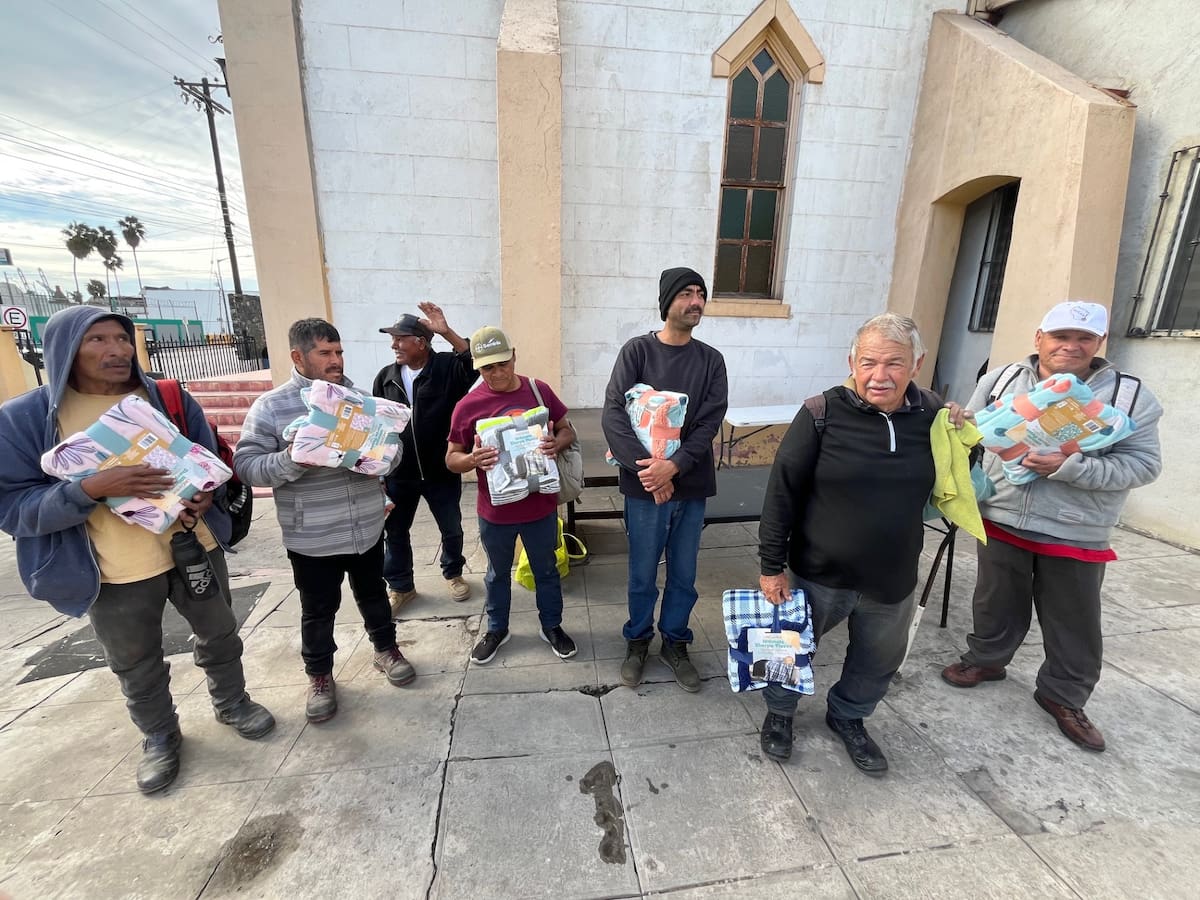 La campaña entregó 30 cobijas en Ensenada a personas en situación vulnerable que enfrentan el frío invernal. Foto: Cortesía