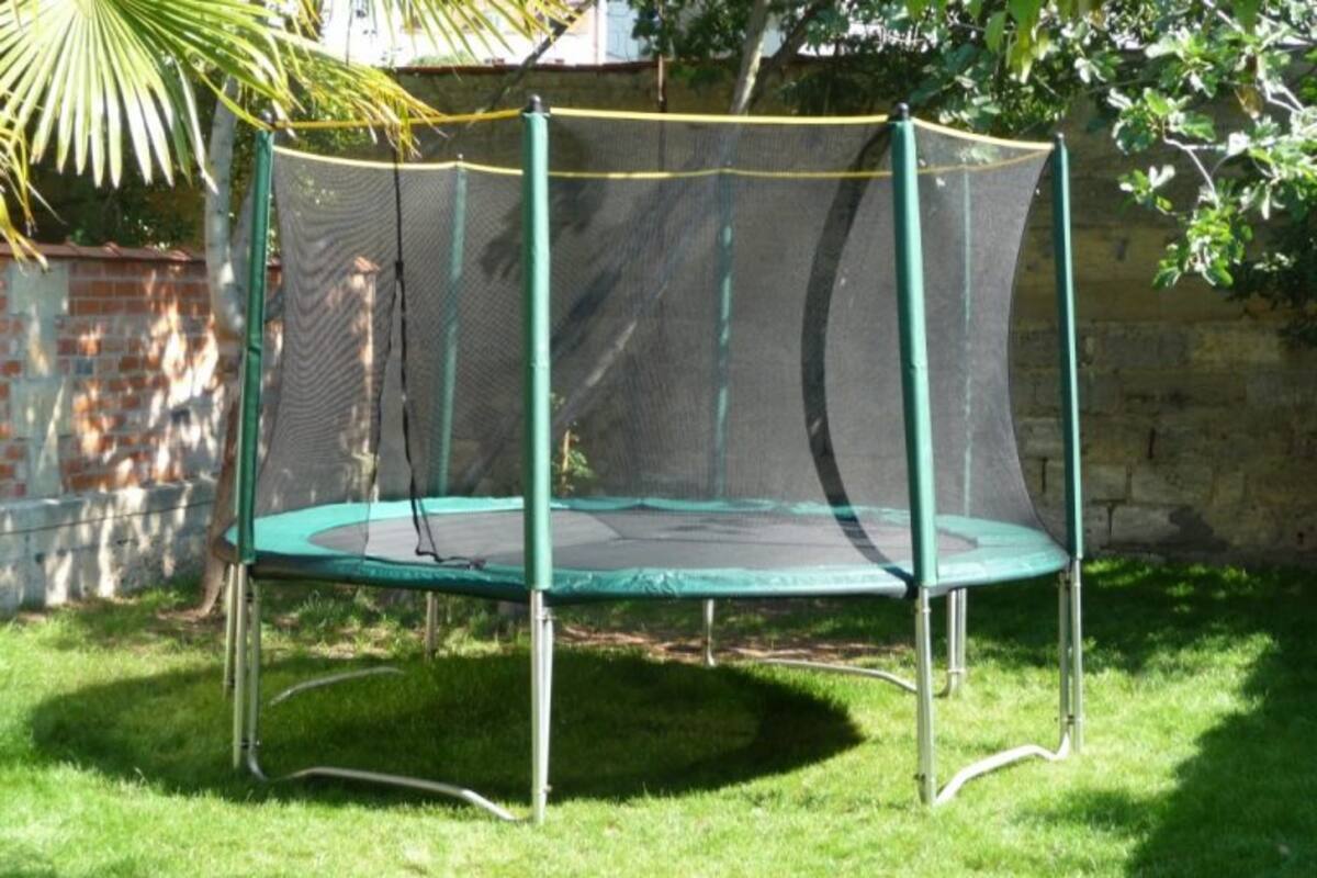 Una familia descubre peligro debajo de su cama elástica