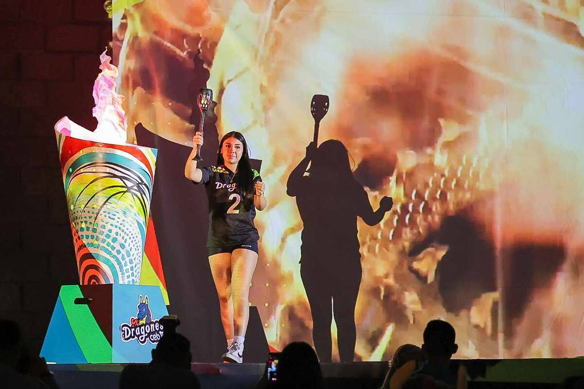 La alumna y destacada voleibolista Ximena Yánez Holguín fue la encargada de hacer el encendido simbólico del pebetero.