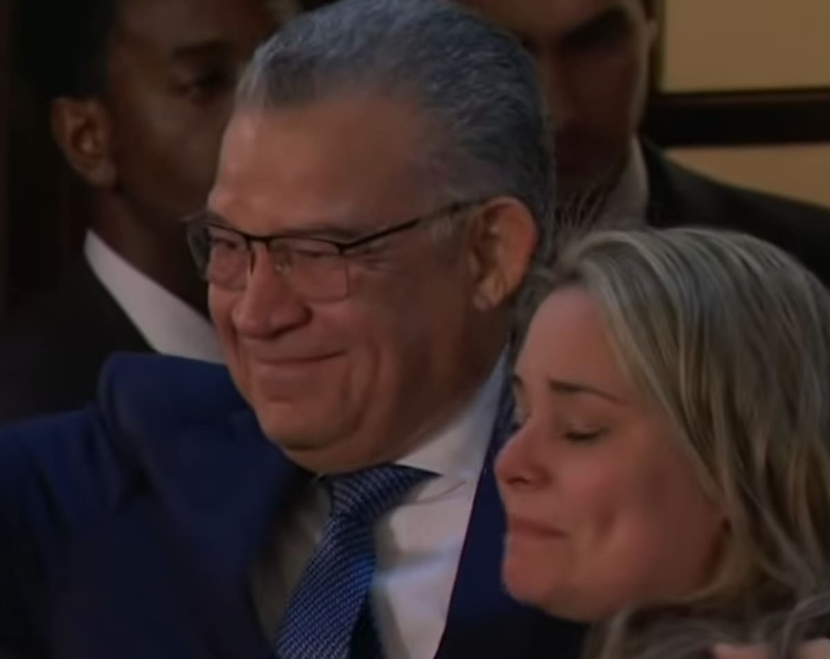 De acuerdo con la organización venezolana de derechos humanos Foro Penal, más de 400 presos políticos han sido liberados desde los cambios políticos recientes.