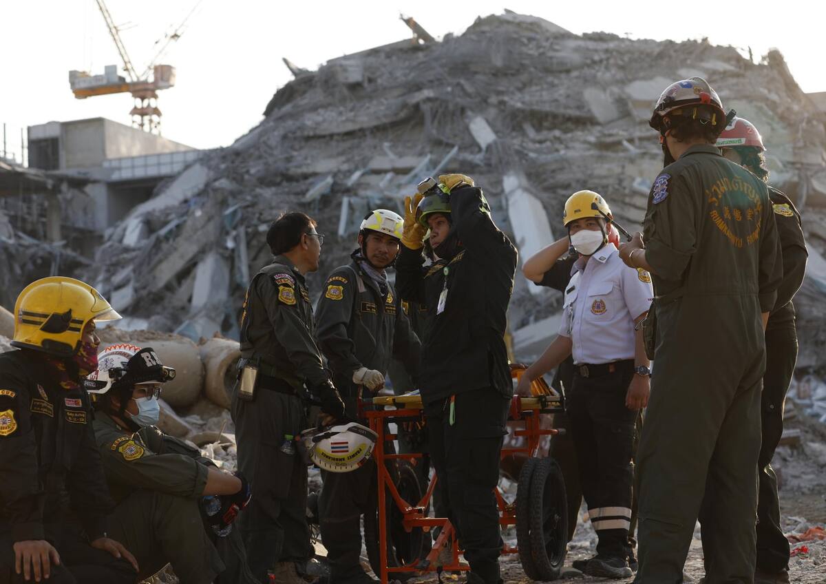 Bangkok (Thailand), 28/03/2025.- Rescue workers search for survivors at the site of a collapsed building following an earthquake in Bangkok, Thailand, 28 March 2025. According to the National Institute for Emergency Medicine, 70 construction workers are missing at the site following a 7.7-magnitude earthquake that struck Myanmar and caused tremors that could be felt in neighboring Thailand. (Terremoto/sismo, Birmania, Tailandia) EFE/EPA/RUNGROJ YONGRIT