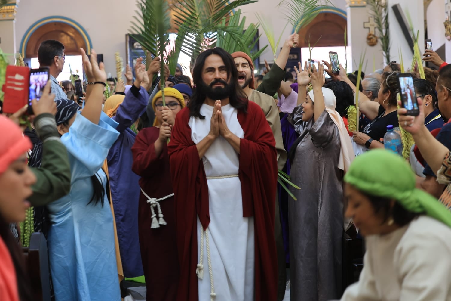 Asistentes que acudieron a un templo para participar en una misa que marcó el inicio de la Semana Santa. Foto: Sergio Ortiz