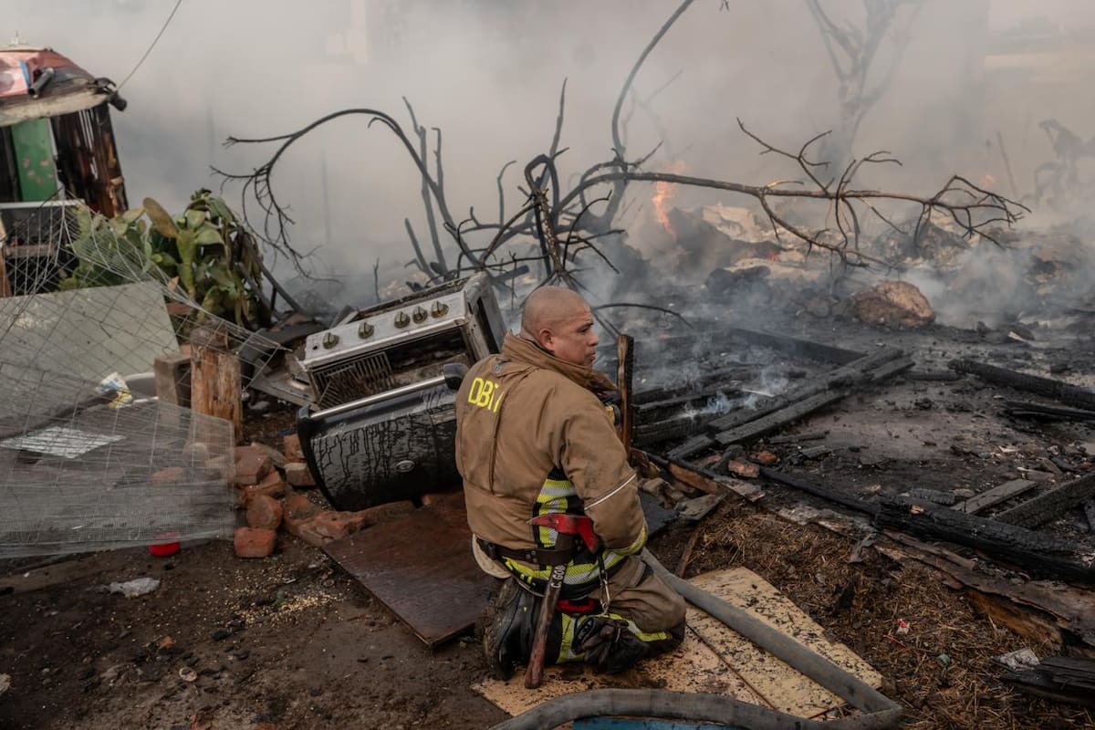 Fuerte incendio arrasa con cuatro casas y deja daños en otras tres en la colonia Camino Verde de Tijuana