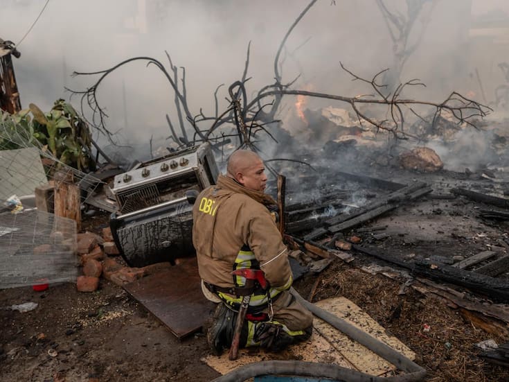 Fuerte incendio arrasa con cuatro casas y deja daños en otras tres en la colonia Camino Verde de Tijuana