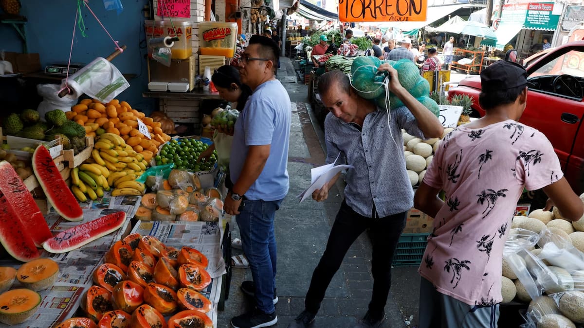 En ciudades, cada persona requirió 4,843 pesos mensuales para no caer en pobreza por ingresos. /Reuters