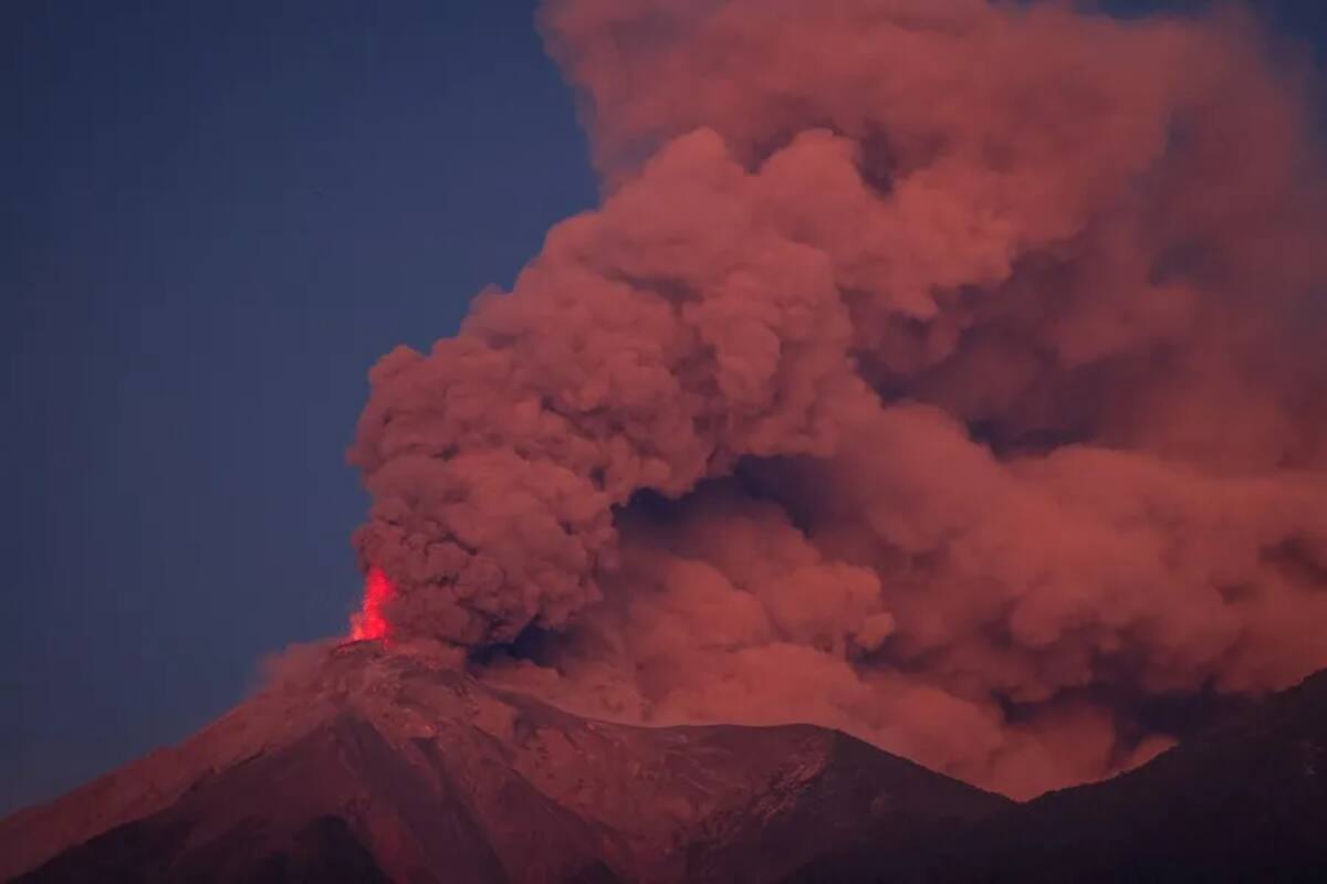 El volcán de Fuego registró una gran erupción durante la madrugada de este lunes en Alotenango, Guatemala. / EFE.
