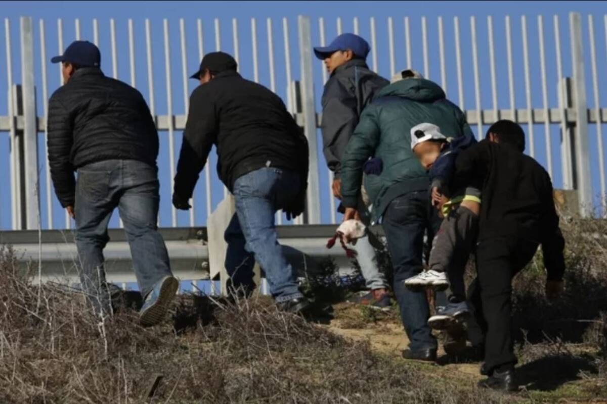 Acusan a padre e hijos de tráfico de personas en frontera