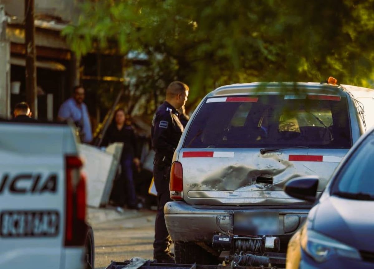 Un policía municipal observa la camioneta en la que huyeron los presuntos agresores de un promotor musical que fue baleado en la colonia Popular 6 de Enero. La unidad fue asegurada para las investigaciones. (FOTO: JUAN J. MORALES)