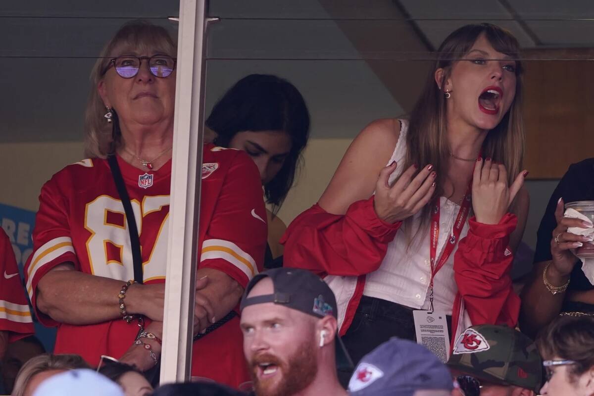 Taylor Swift viendo desde el palco un partido de los Chiefs, equipo de su novio Travis Kelce. | AP