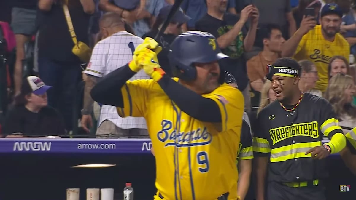 Vinicio Castilla tomó un turno al bat con las Savannah Bananas durante el octavo inning. (Foto: Captura de pantalla)