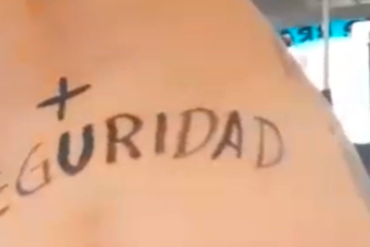 Actriz porno realiza insólito performance en camión urbano para protestar por la inseguridad y para que reabran los centros nocturnos