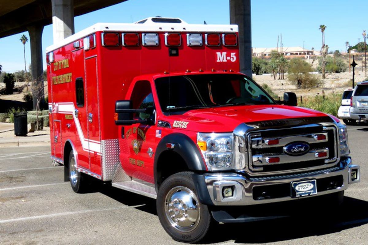 Conductor huye tras atropellar a dos personas y chocar contra autos estacionados en Yuma