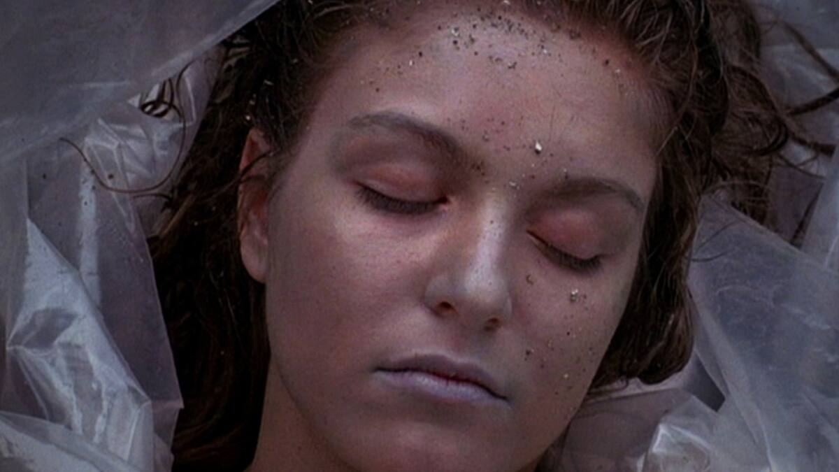 Empieza con el hallazgo del cuerpo de la joven más querida de un pequeño pueblo, pero la investigación desentraña misterios aterradores que se adentran en lo místico y lo paranormal: Twin Peaks, de David Lynch, ya se puede ver en streaming