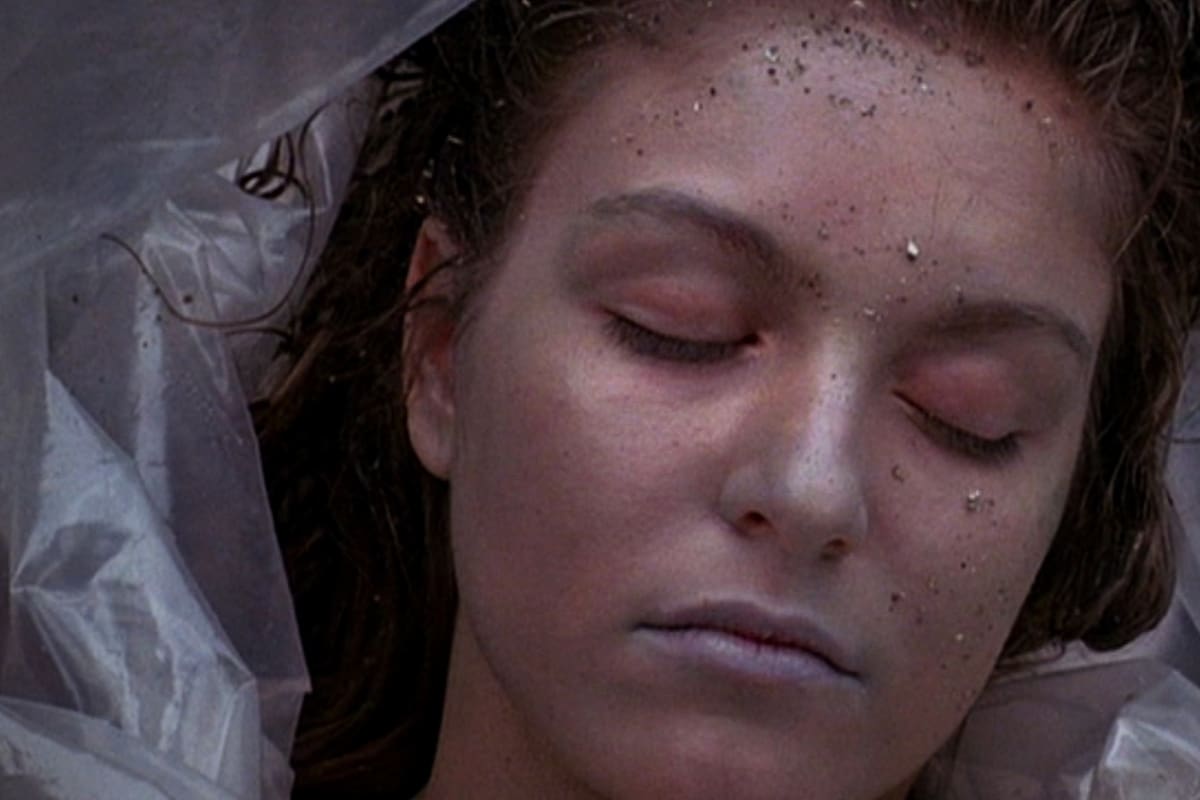 Comienza con el hallazgo del cadáver de la reina del baile de la escuela de un pequeño pueblo, pero desentraña los más aterradores y hermosos secretos del universo: Twin Peaks, de David Lynch, ya se puede ver en streaming