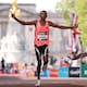 Sabastian Sawe hace historia y es el primer atleta en correr un Maratón en menos de 2 horas