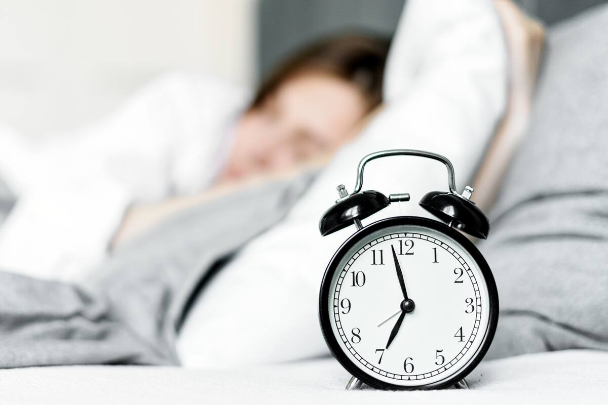 Por qué posponer la alarma es malo para tu salud: cómo entrenarte de una vez por todas para dejar de hacerlo
