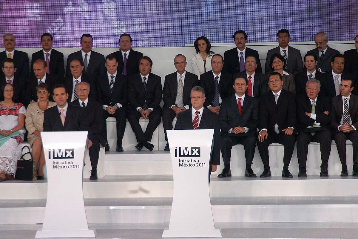 AMLO difunde foto de periodistas en el “pacto de silencio” con Felipe Calderón