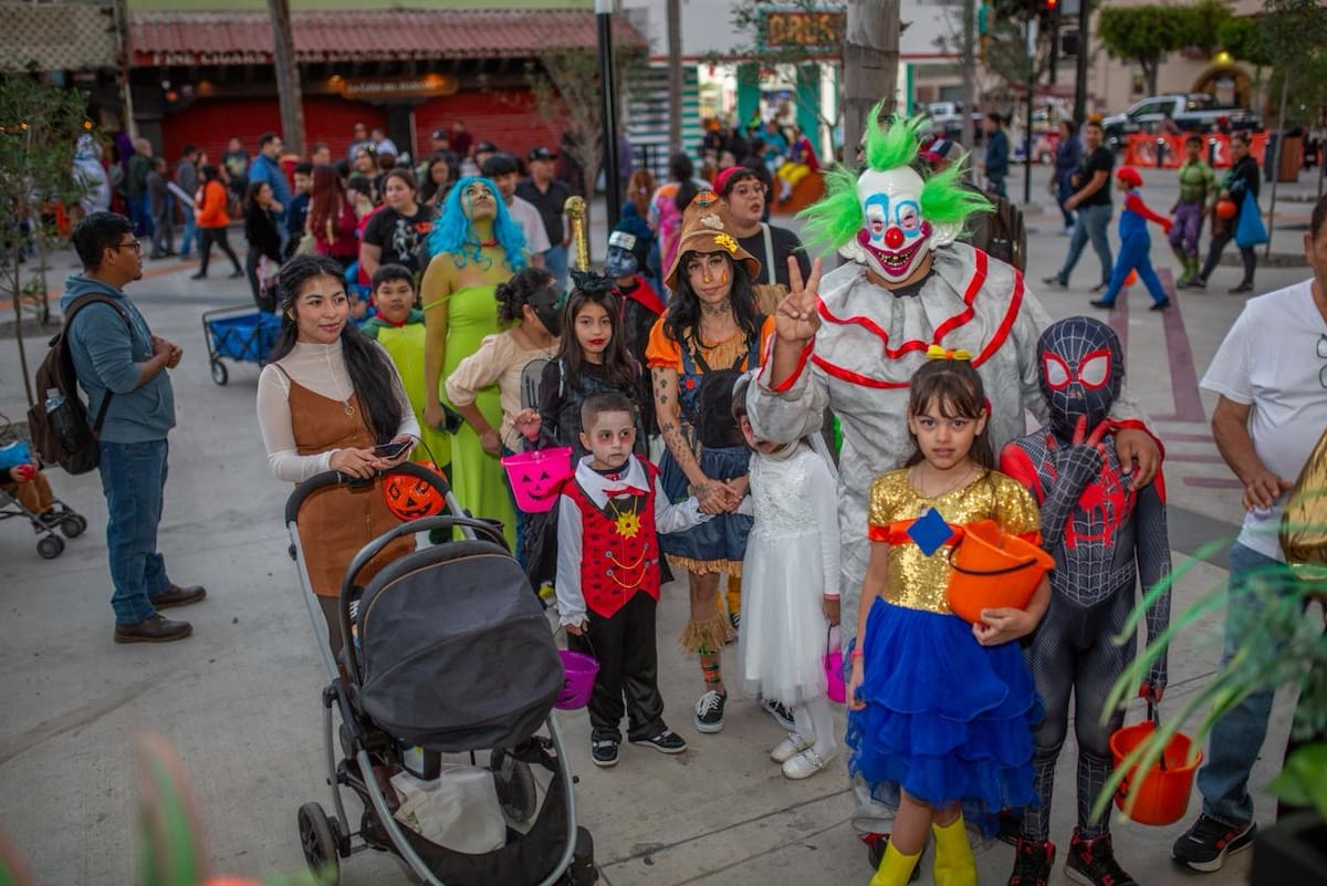 Negocios y restaurantes de la zona se sumaron a la celebración decorando fachadas y ofreciendo dulces. Foto: Border Zoom