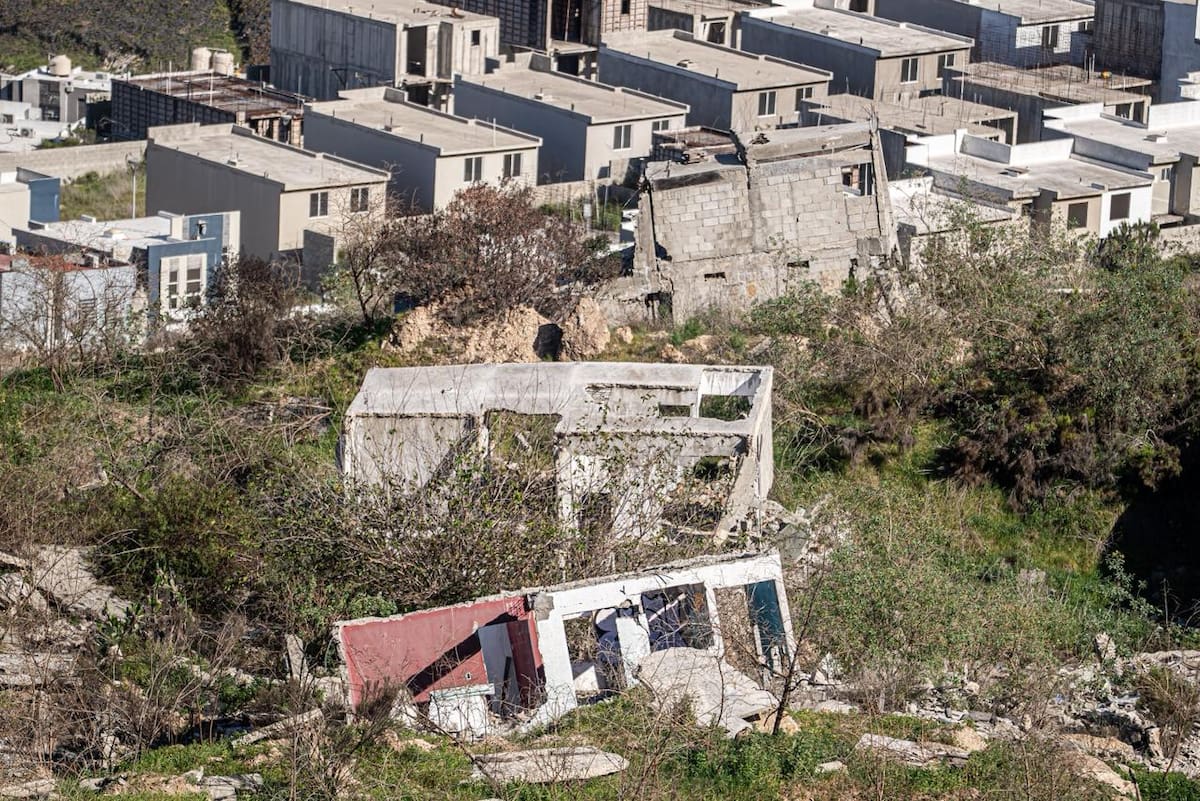 Personas afectadas denuncian estancamiento legal y exigen que la constructora responsable responda por las viviendas dañadas. Foto: Border Zoom