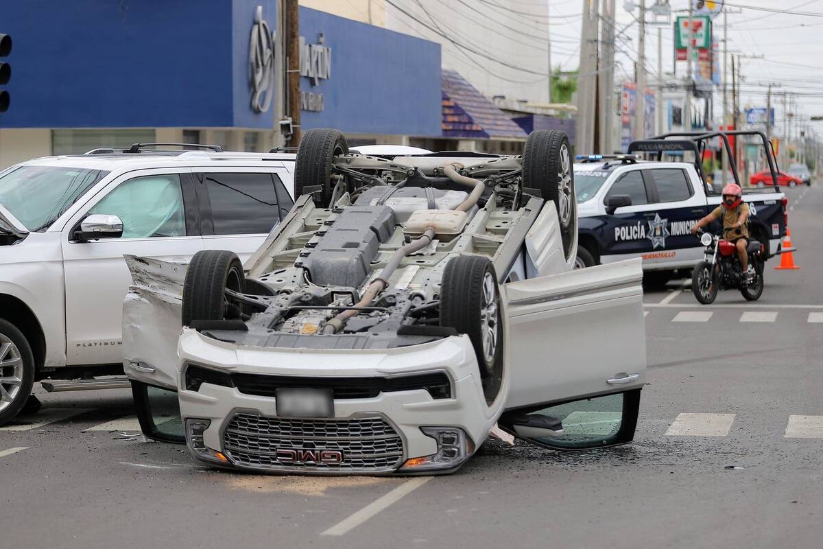 Hermosillo: Aparatoso choque en la colonia San Benito deja dos personas lesionadas