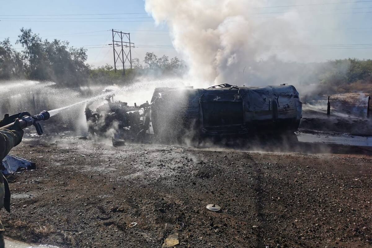 Se incendia pipa de Pemex tras volcarse en tramo Empalme-Guaymas, Sonora