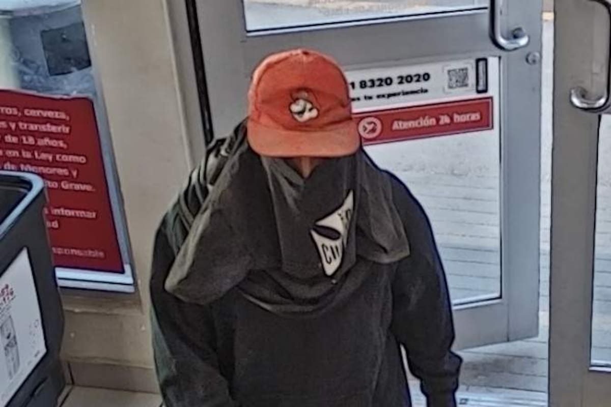 Con pistola y su gorra de Mario Bros, adolescente roba violentamente una tienda
