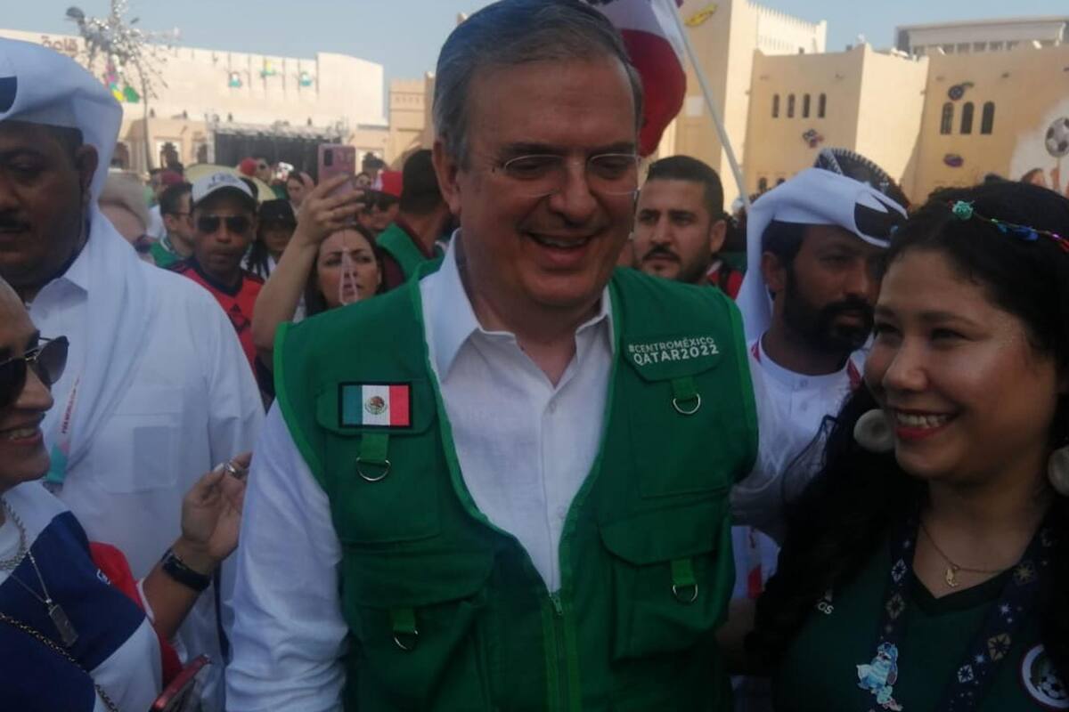 "Unas chelas y tienes mi voto": Ebrard recibe inusual solicitud por parte de aficionados mexicanos en Qatar