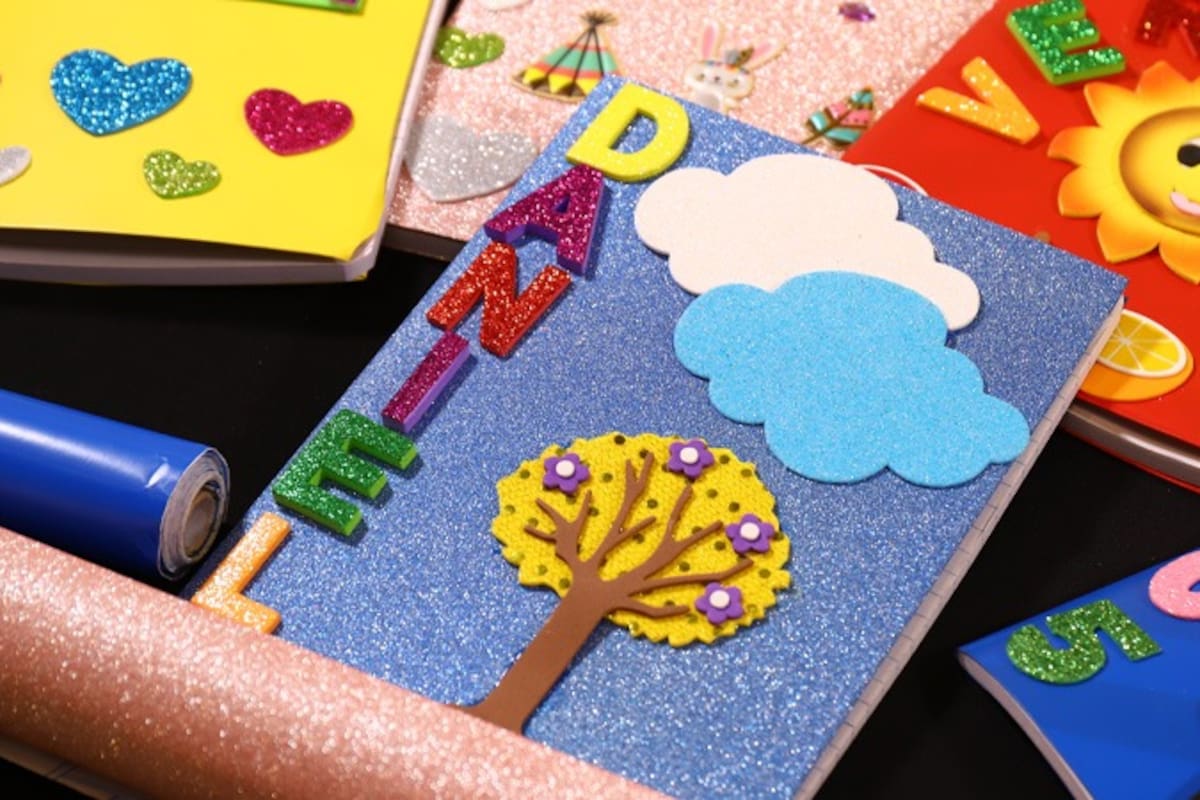 Forrar libretas: padres comparten el lado cómico de esta tarea escolar