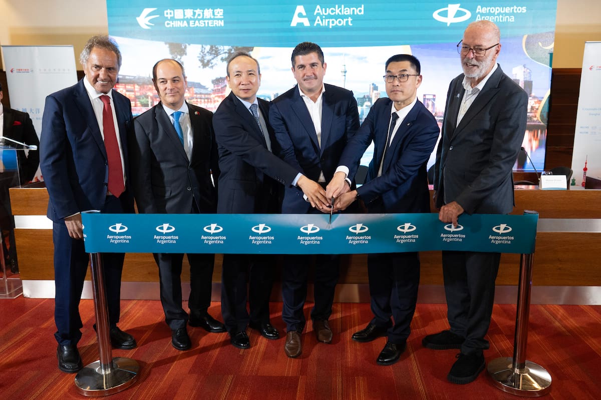 (251205) -- EZEIZA, 5 diciembre, 2025 (Xinhua) -- (De izq. a der.) Imagen del 4 de diciembre de 2025 del secretario de Turismo y Ambiente argentino, Daniel Scioli, el embajador de Argentina en China, Marcelo Suárez Salvia, el embajador de China en Argentina, Wang Wei, el director ejecutivo de Aeropuertos Argentina, Daniel Ketchibachian, el presidente de China Eastern Airlines, Gao Fei, y el alcalde de Auckland, Wayne Brown, participando durante el acto inaugural del primer vuelo directo entre China y Argentina operado por China Eastern Airlines, en el Aeropuerto Internacional de Ezeiza, en Buenos Aires, Argentina. (Xinhua/Martín Zabala) (mz) (rtg) (ra) (ce)