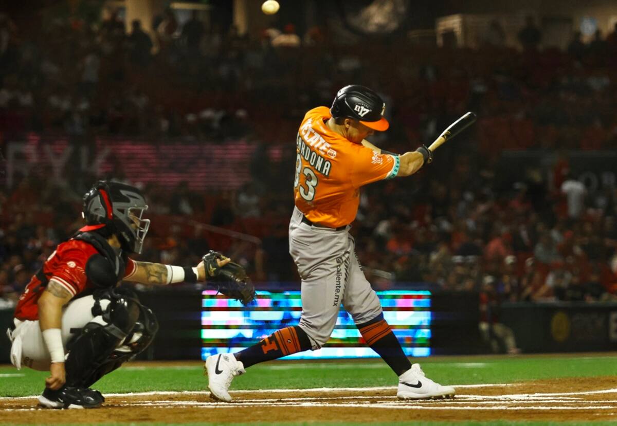 José Cardona pega batazo para Naranjeros. | Especial