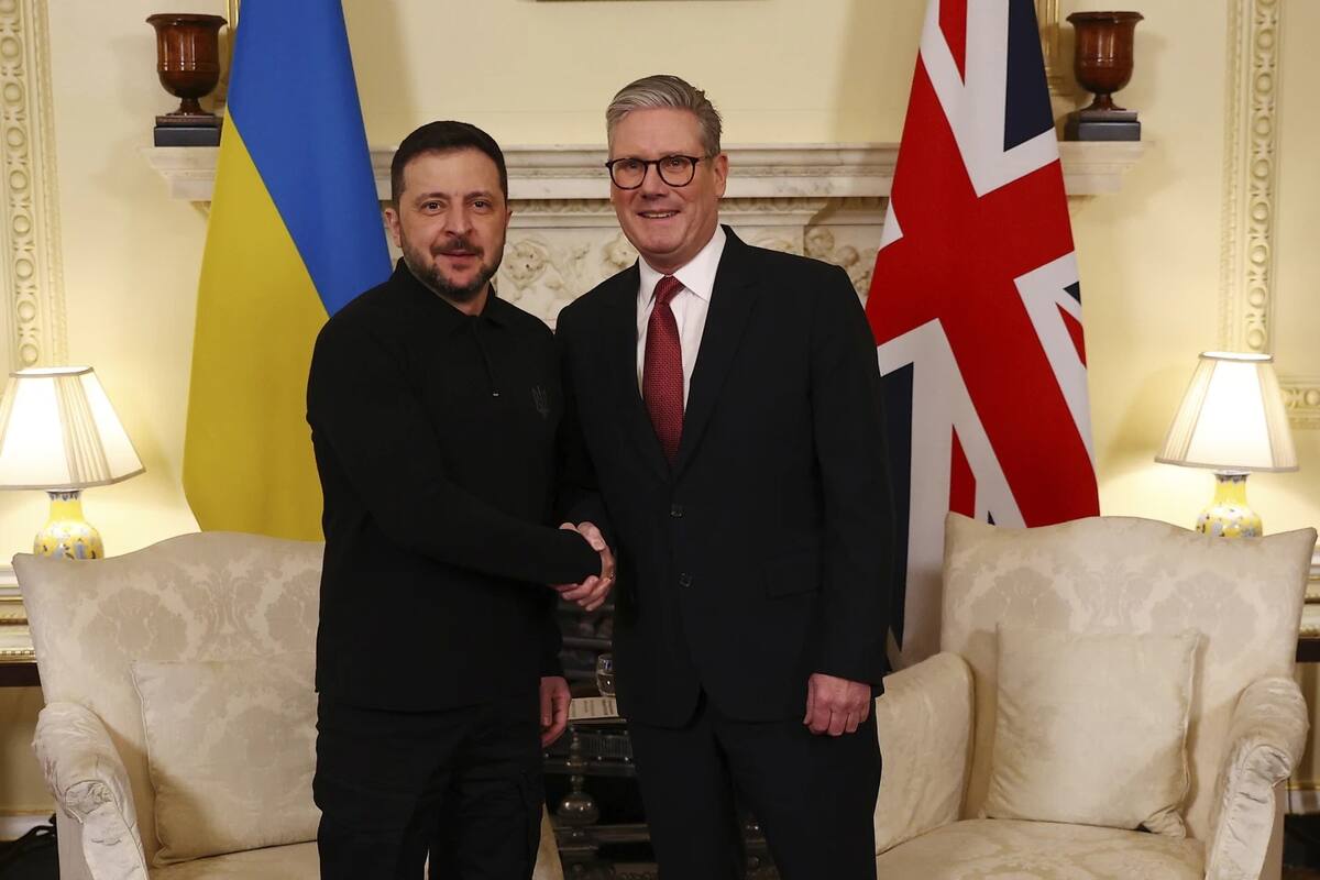 Volodímir Zelenski y el primer ministro británico, Keir Starmer se reúnen en Londres el domingo 2 de marzo del 2025. | Crédito: AP