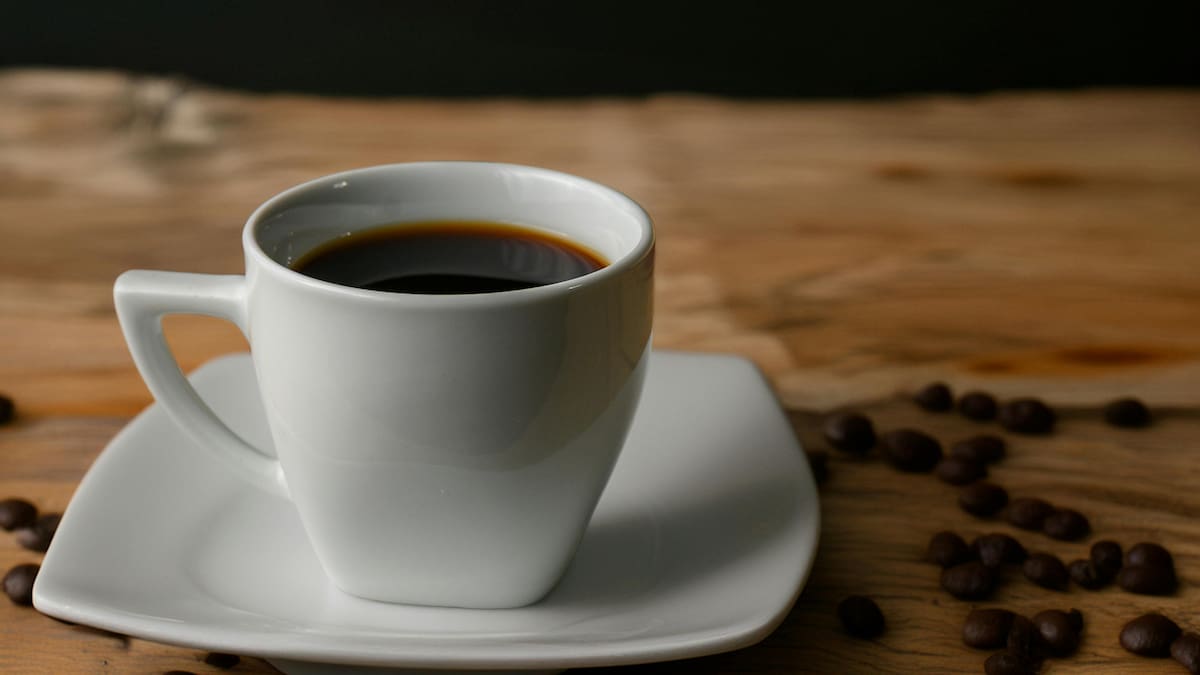 Expertos explican que el café negro sin azúcar ni cremas puede ayudar a reducir la grasa visceral al favorecer el metabolismo y mejorar el control de la glucosa dentro de hábitos saludables
