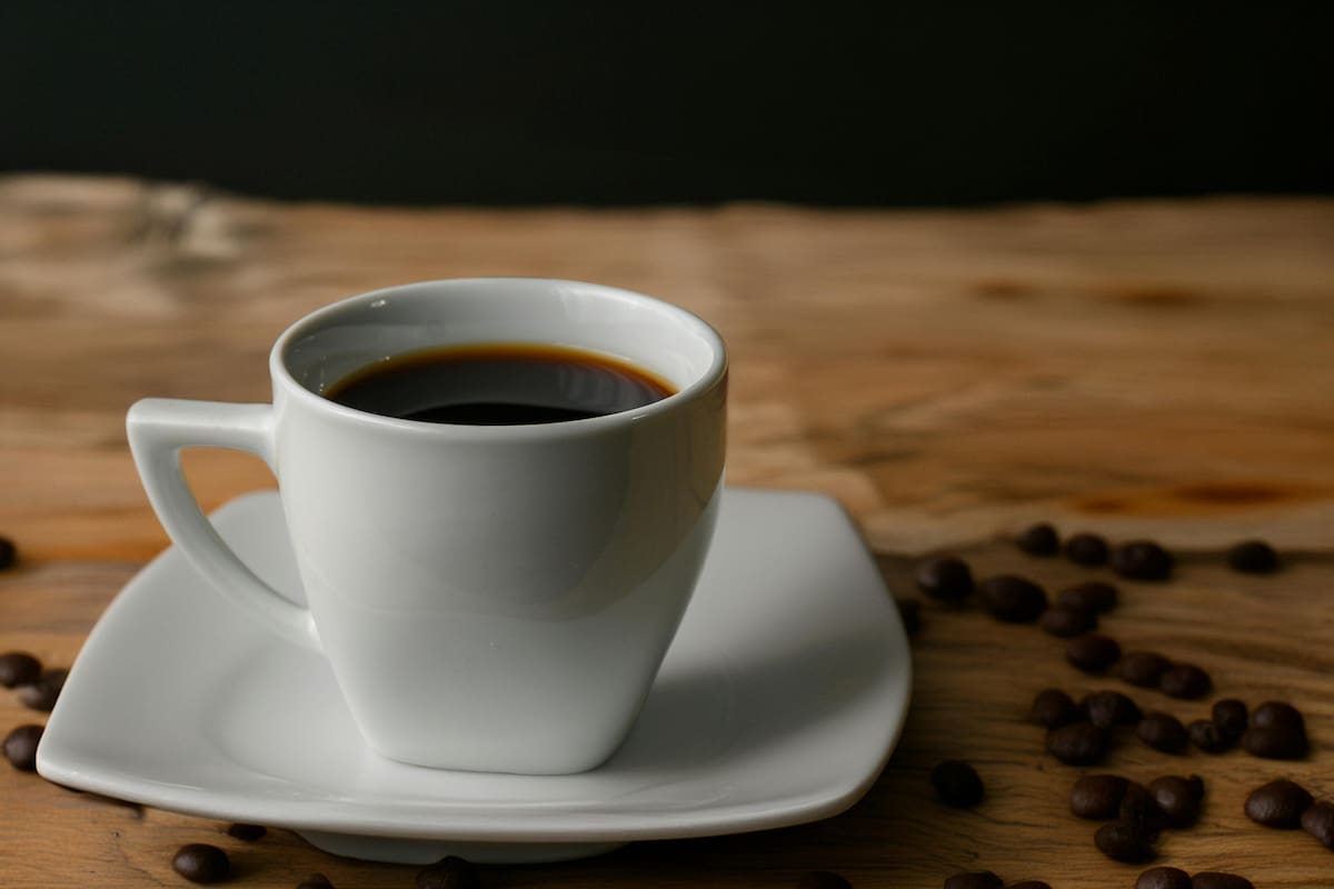 Expertos explican que el café negro sin azúcar ni cremas puede ayudar a reducir la grasa visceral al favorecer el metabolismo y mejorar el control de la glucosa dentro de hábitos saludables