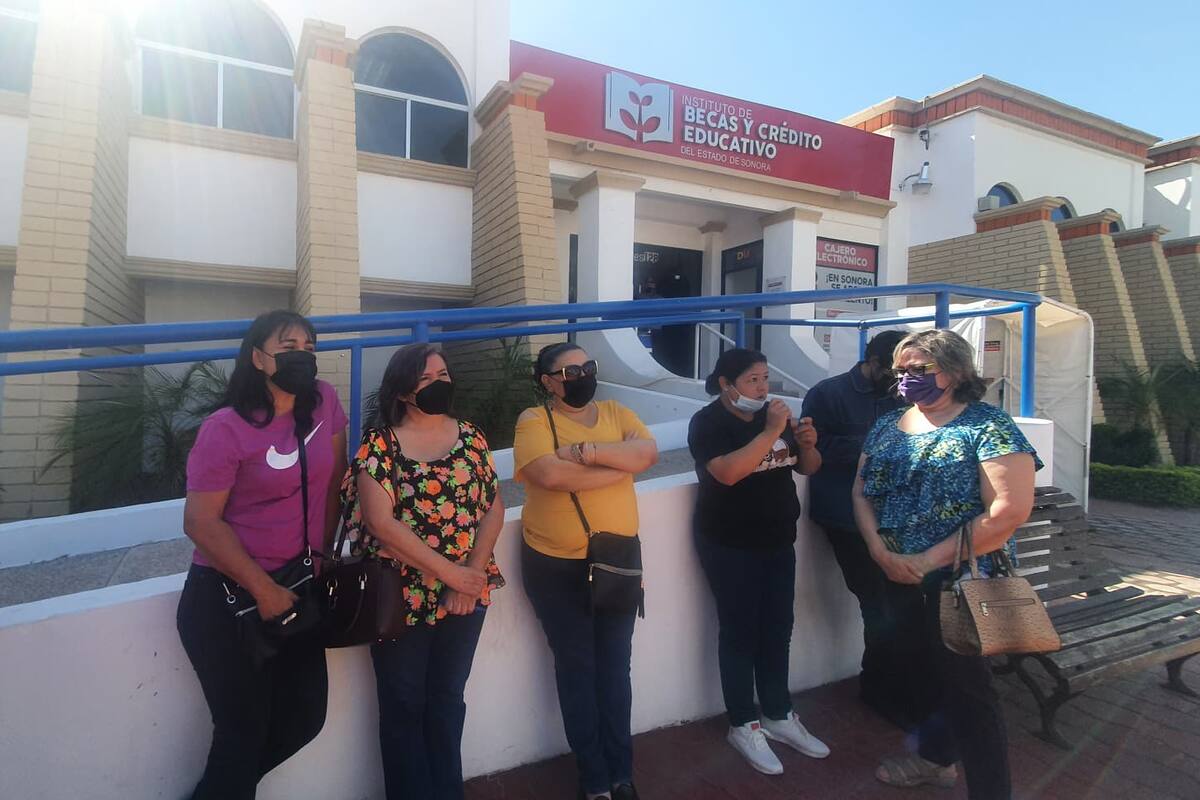 Se manifestaron padres de jóvenes con discapacidad auditiva; exigen beca para pagar a intérpretes