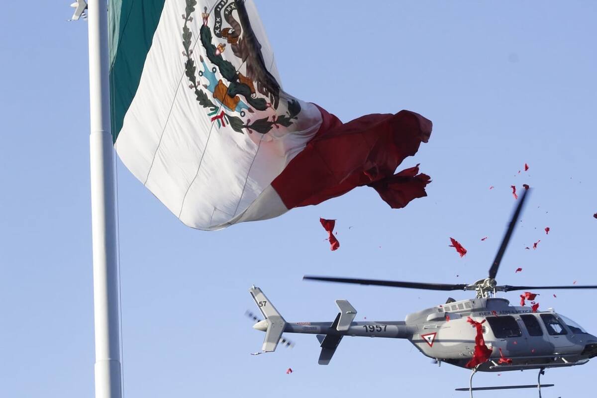 Un helicóptero de la Fuerza Aérea Mexicana, protagonizó un incidente al rozar la Bandera Nacional con las palas del rotor principal, causando daños en el extremo superior derecho del emblema patrio. | Captura de video