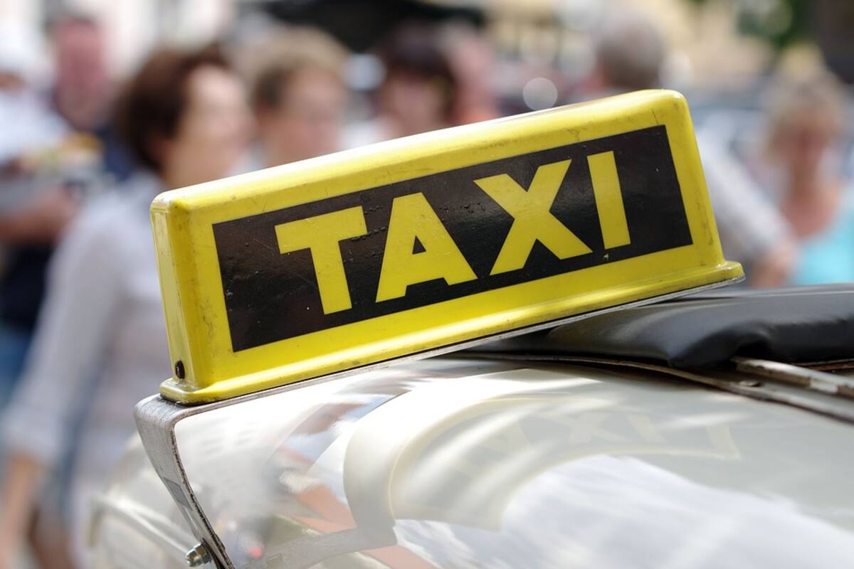 VIDEO: Taxista de la India deleita a sus pasajeros cantando