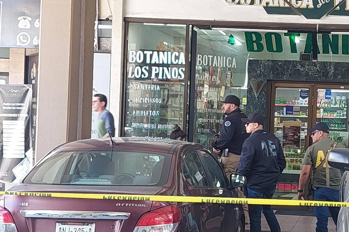 Atacan a tiros a hombre dentro de botánica en la 5 y 10