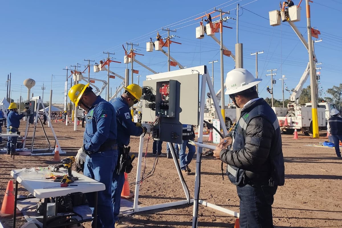 Linieros, quienes dan mantenimiento a las redes de alta tensión, participan en un torneo en Ciudad Obregón