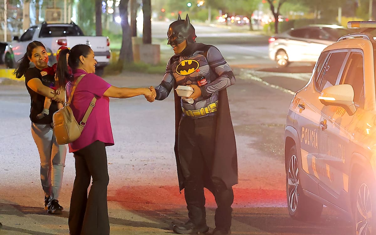 Ricardo Porras recorre el país enfundado en un disfraz de Batman, a su ingreso a Hermosillo, por la colonia Café combate fue recibido por seguidores que le llevaron cena y agua para que retome fuerzas. | Crédito: Eleazar Escobar