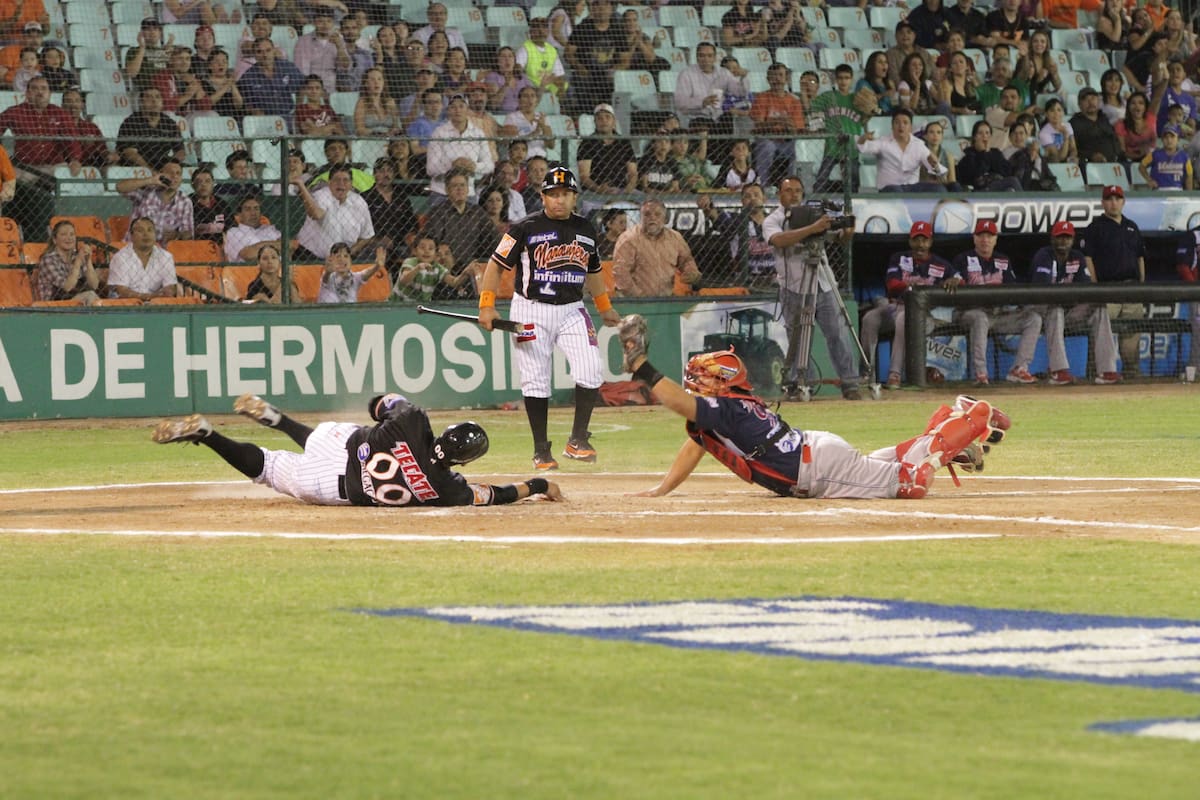 Luis Juárez pone out en home a Gerónimo Gil en duelo Águilas de Mexicali vs Naranjeros de Hermosillo en el Estadio 'Héctor Espino en la temporada 2010-11 de la LMP. (Foto: David Arvizu)