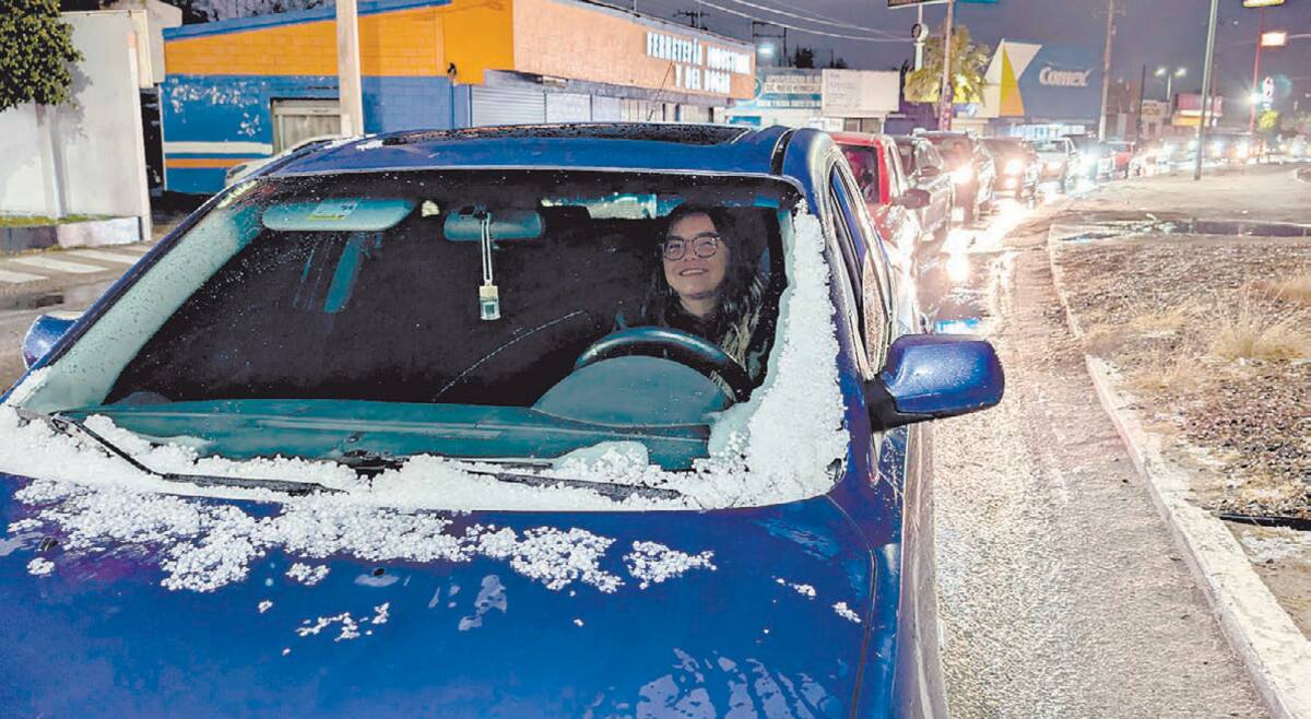 Una conductora espera el turno para cruzar un vado sobre bulevar Capomo, de la colonia Nuevo Hermosillo, y su carro trae vestigios de la granizada registrada ayer.
