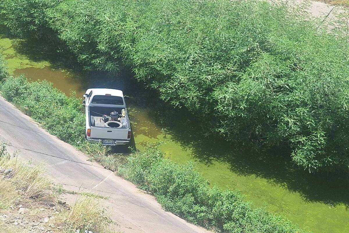 Sale vivo de milagro; conductor cae a canal Las Pilas