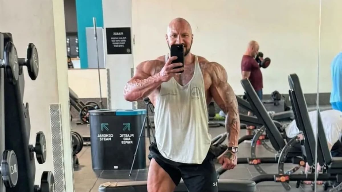 Muere a los 33 años el fisicoculturista polaco Mateusz Chmura tras desplomarse durante las finales británicas de la PCA en Inglaterra; fue trasladado de urgencia a un hospital, donde falleció horas después, apenas dos semanas después de obtener el segundo lugar en su primera competencia oficial, mientras su esposa, Patrycja, alerta sobre una falsa campaña de donaciones que utiliza el nombre de la familia sin autorización