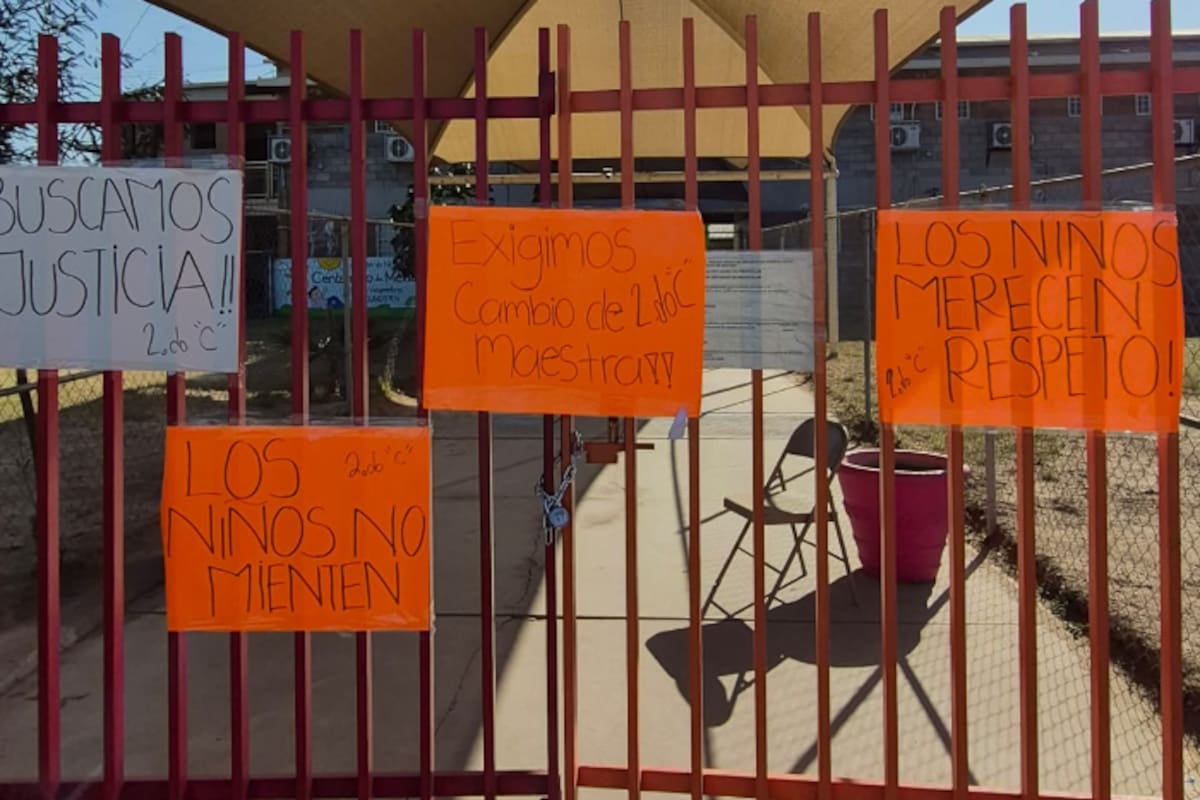 Padres de familia toman kínder en Valle del Pedregal por presunto maltrato de docente