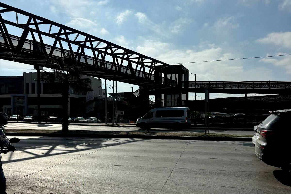 Ponen toques finales a puente en Macroplaza