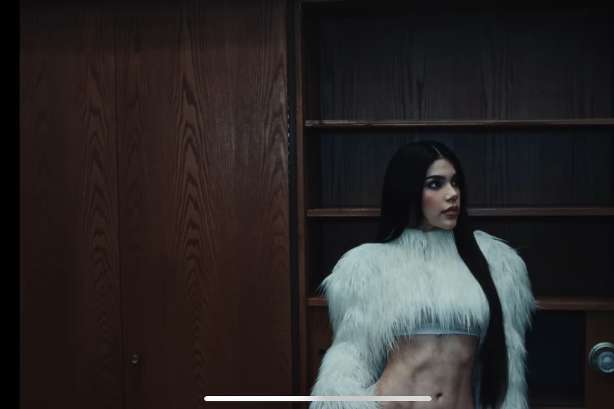 Kenia Os deslumbra en el nuevo video de Peso Pluma, Rari, y su química es innegable
