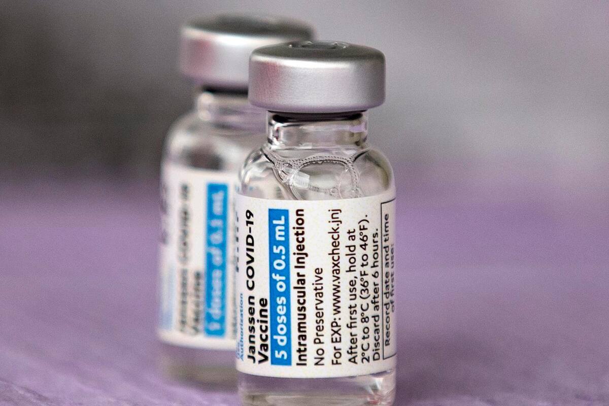 EU ordena tirar millones de vacunas de Johnson & Johnson de la fábrica que tuvo problemas