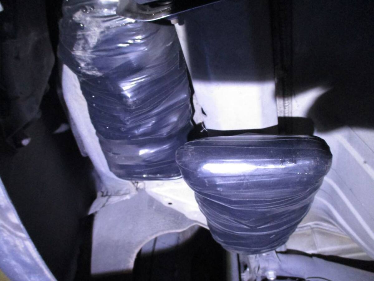 La droga fue decomisada en el chasis del vehículo.